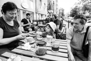 Na zahrádce Café Punkt už nám chyběla jen stylová sluchátka k zapůjčení