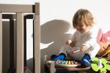 Ani pyžamo si nesvlíkne a hned běží ke xylofónu