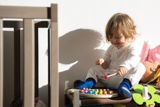 Ani pyžamo si nesvlíkne a hned běží ke xylofónu