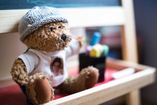 Méďa ochotně testuje nový prototyp čepičky