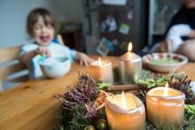 Už je neděle, tati zapal čtvrtou svíčku!