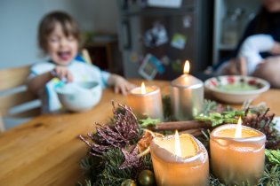 Už je neděle, tati zapal čtvrtou svíčku!