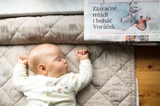 Typickej chlap - přečte si noviny a usne!