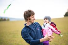 Největší legrace je pustit draka a pak čekat, jestli ho tatínek stihne chytit