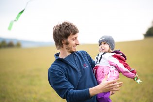 Největší legrace je pustit draka a pak čekat, jestli ho tatínek stihne chytit