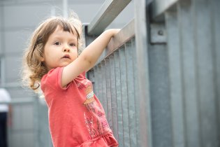 Modelka u přístavního mola