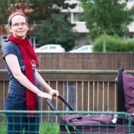 Zatímco tatínek se vyvaluje na hřišti, maminka korzuje kolem