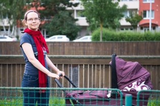 Zatímco tatínek se vyvaluje na hřišti, maminka korzuje kolem