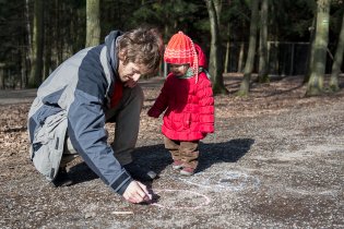 V oboře je na kreslení křídami ale opravdu naprosto nevhodný povrch