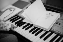 Verunka je schopna na klávesy zahrát opravdu cokoliv