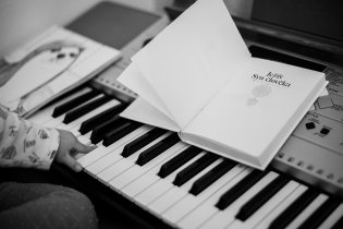 Verunka je schopna na klávesy zahrát opravdu cokoliv