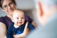 Takhle se Radovánek usmívá na pradědu