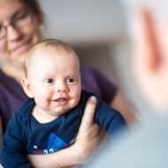 Takhle se Radovánek usmívá na pradědu