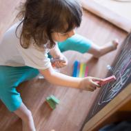 Verunka se konečně dočkala - rodiče se smířili s vidinou křídového prachu všude a dopřáli jí domů tabuli