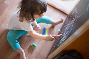 Verunka se konečně dočkala - rodiče se smířili s vidinou křídového prachu všude a dopřáli jí domů tabuli