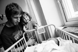 Verunka drží postýlku s Radovánkem, aby neupadla