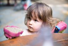 Maminko, nechceš do toho kafíčka trochu písku?