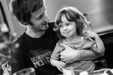 Vítězoslavný výraz poté, co Verunka přes veškerou tatínkovu snahu ukořistila oslazené mlíčko