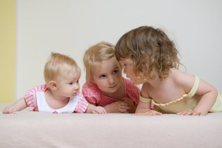 Až řeknu Teď, tak na ty čumily všechny vystrčíme zadnice, jo?