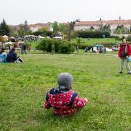 Verča sedí na zemi na Den Země na Kraví hoře