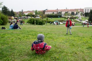 Verča sedí na zemi na Den Země na Kraví hoře