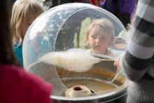 Mnoho rodičů strávilo většinu odpoledne čekáním ve frontě na cukrovou vatu