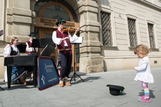 Maraton hudby Brno - Javorníček si od Verunky vysloužil nějakou tu korunku