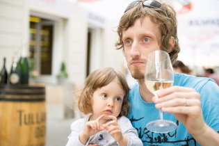 Verunka zoufale touží ochutnat víno na zahrádce u Divné paní