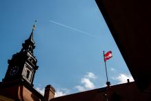 Kompozice s věží letadlem a vlajkou na Nové radnici