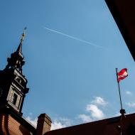 Kompozice s věží letadlem a vlajkou na Nové radnici