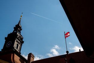 Kompozice s věží letadlem a vlajkou na Nové radnici