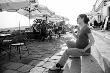 V Café Špilberk se sklenkou Chardonnay v ruce se člověk cítí tak nějak nad věcí