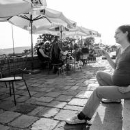 V Café Špilberk se sklenkou Chardonnay v ruce se člověk cítí tak nějak nad věcí