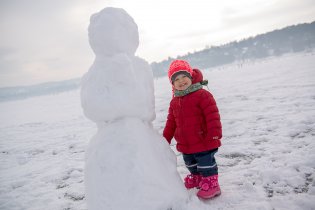 Sněhulák uprostřed přehrady, to se nevidí každý den