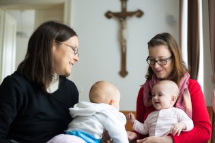 ...ale pak si všimla Radovánka a už z něj nespustila oči :-)