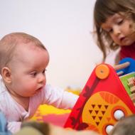 Do své hračky musí Radovánek ještě trochu dorůst, ale už teď si na ní našel to svoje