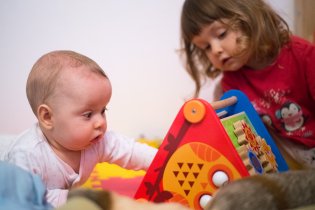 Do své hračky musí Radovánek ještě trochu dorůst, ale už teď si na ní našel to svoje