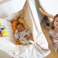 Verunka ví, za které nitky má zatahat, aby Radovánek usnul