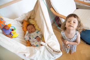 Verunka ví, za které nitky má zatahat, aby Radovánek usnul