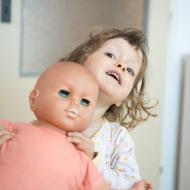 Manipulaci s miminky zvládá Verunka na jedničku