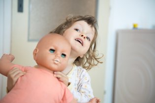 Manipulaci s miminky zvládá Verunka na jedničku