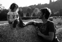 Balíky slámy znala Verunka jen z knížky a teď si konečně může jeden osahat