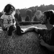 Balíky slámy znala Verunka jen z knížky a teď si konečně může jeden osahat