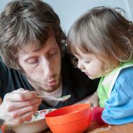 Krmit! Pálí to! Vyfoukat!