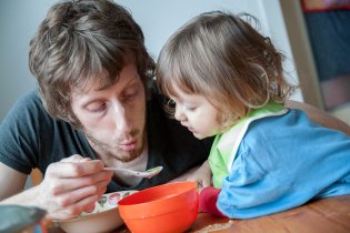 Krmit! Pálí to! Vyfoukat!