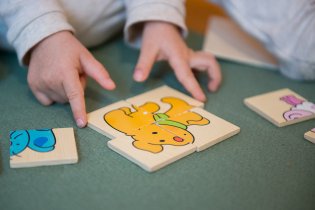 Z nahodilého seskupení dílků již Verunka začíná vykřesávat první zvířátka