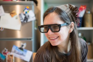 Brýle nasadit maminka