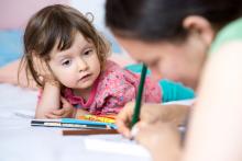 Mamiiii, namaluj mi třeba... nějaký křídy!