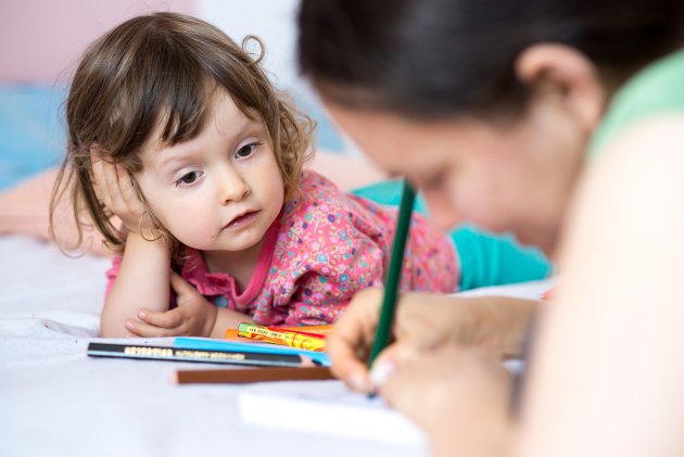 Mamiiii, namaluj mi třeba... nějaký křídy!