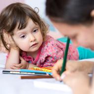 Mamiiii, namaluj mi třeba... nějaký křídy!